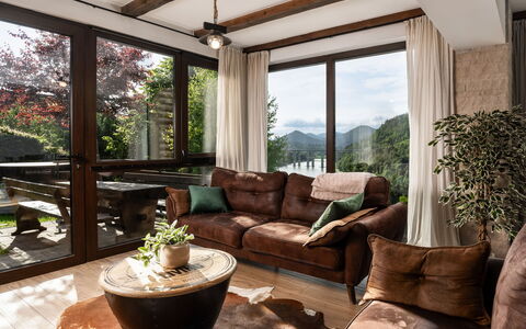 Fužine: Möbel, Couch, Interior Design, Holz, Wohnzimmer, Zimmer, Flooring, Fussboden, Zuhause, Tabelle