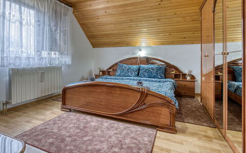 Brod Moravice 102: Bett, Möbel, Interior Design, Schlafzimmer, Fussboden, Flooring, Holz, Bettdecke, Bedding, Decke