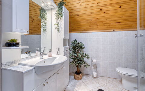 Maklen: Interior Design, Sinken, Armatur, Flooring, Bad Sink, Badezimmer, Countertop, Fussboden, Decke, Zapfhahn