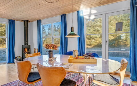 Kaapo - 300M from the Sea: Möbel, Interior Design, Holz, Flooring, Stuhl, Decke, Fussboden, Tabelle, Esszimmer, Beleuchtung
