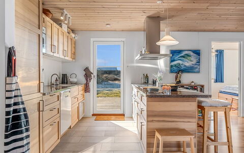 Kaapo - 300M from the Sea: Möbel, Flooring, Küche, Holz, Küchengerät, Fussboden, Countertop, Interior Design, Holzboden, Cabinetry