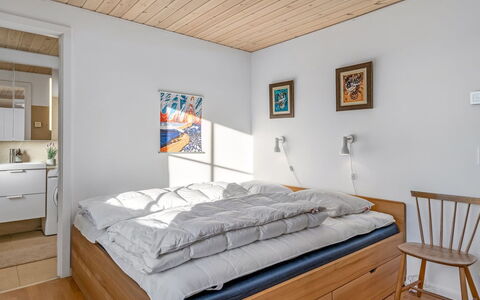 Kaapo - 300M from the Sea: Möbel, Schlafzimmer, Interior Design, Holz, Bett, Fussboden, Flooring, Decke, Zimmer, Bettdecke