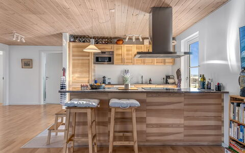 Kaapo - 300M from the Sea: Möbel, Küche, Flooring, Interior Design, Countertop, Holz, Holzboden, Fussboden, Küchengerät, Decke