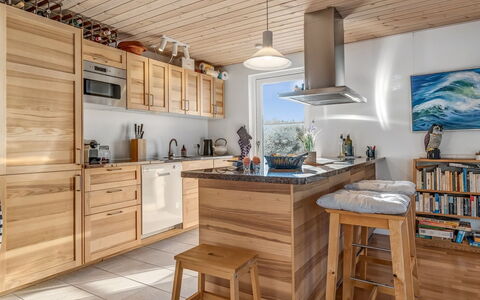 Kaapo - 300M from the Sea: Möbel, Küche, Flooring, Holz, Küchengerät, Countertop, Interior Design, Holzboden, Haushaltsgerät, Fussboden