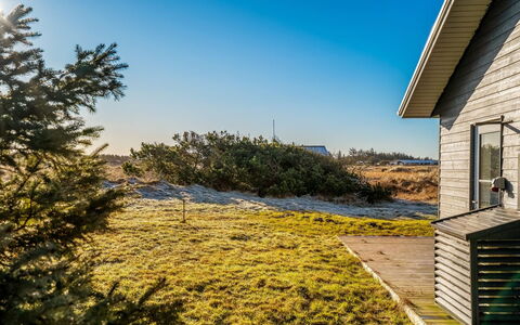 Kaapo - 300M from the Sea: Himmel, Blau, Gras, Vegetation, Strauch, Landschaft, Haus, Grundstueck, Pflanzengemeinschaft