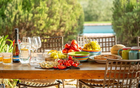 Villa Olivo: Möbel, Essen, Geschirr, Tabelle, Drinkware, Stuhl, Obst, Gartenmöbel, Tisch Im Freien, Servierware