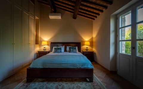 Villa Olivo: Bett, Möbel, Schlafzimmer, Interior Design, Bettdecke, Bedding, Flooring, Fussboden, Decke, Zimmer