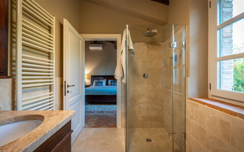 Villa Olivo: Flooring, Armatur, Interior Design, Badezimmer, Fussboden, Wand, Decke, Zapfhahn, Installation, Beleuchtung