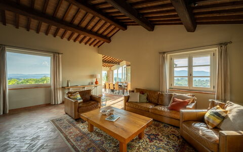 Villa Olivo: Möbel, Decke, Zimmer, Bilderrahmen, Hartholz, Holzboden, Stuhl, Holzbeize, Wohnzimmer