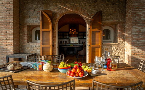 Villa Olivo: Möbel, Wand, Interior Design, Stuhl, Holz, Tabelle, Flooring, Küche & Esszimmer Tisch, Decke, Esszimmer