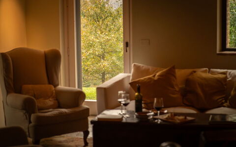 Casale le Fonti: Möbel, Interior Design, Flooring, Beleuchtung, Fussboden, Zimmer, Braun, Zuhause, Wohnzimmer, Komfort