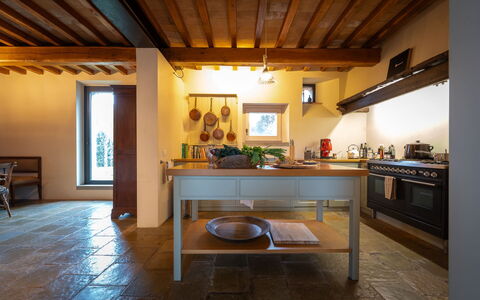 Casale le Fonti: Möbel, Interior Design, Flooring, Küche, Countertop, Holz, Decke, Fussboden, Beleuchtung, Light Fixture
