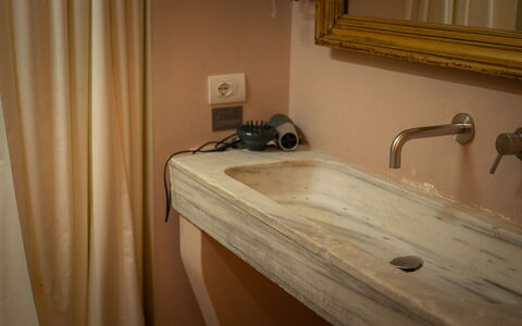 Casale le Fonti: Armatur, Bad Sink, Zapfhahn, Sinken, Installation, Braun, Interior Design, Flooring, Badezimmer, Fussboden