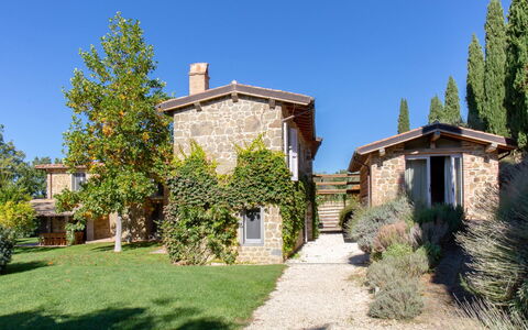 Casale le Fonti: Gebäude, Haus, Zuhause, Wohngebiet, Strauch, Dach, Hütte, Fassade, Grundstueck