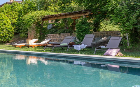 Casale le Fonti: Schwimmbad, Gartenmöbel, Garten, Sonnenliege, Resort, Schatten, Eco Hotel, Hinterhof, Freizeit, Landscaping