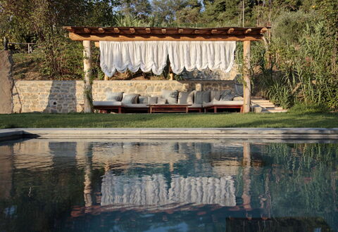 Casale le Fonti: Möbel, Gartenmöbel, Flagstone, Schwimmbad, Schatten, Freizeit, Resort, Natürliches Material, Design, Hartholz