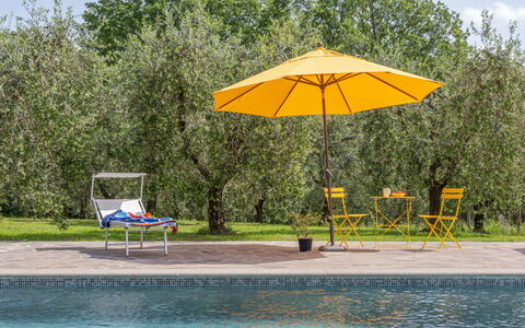 Il Querceto: Gartenmöbel, Möbel, Regenschirm, Schwimmbad, Schatten, Stuhl, Garten, Resort, Sonnenliege, Freizeit