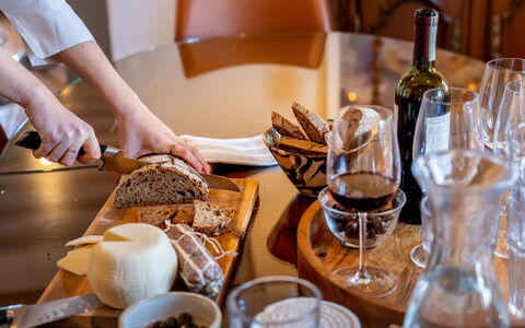 Il Querceto: Geschirr, Essen, Servierware, Möbel, Tabelle, Drinkware, Zutat, Barware, Dishware, Kelche