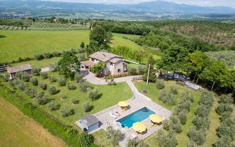 Il Querceto: Haus, Wohngebiet, Ländliches Gebiet, Estate, Zuhause, Hütte, Vogelperspektive, Garten, Landscaping, Dorf