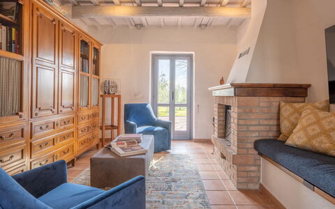 Il Querceto: Möbel, Interior Design, Flooring, Fussboden, Holz, Zimmer, Wohnzimmer, Decke, Beleuchtung, Couch