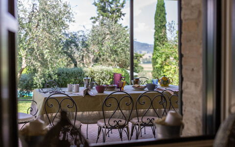 Podere i Poggi: Möbel, Stuhl, Küche & Esszimmer Tisch, Tischdecke, Servierware, Restaurant, Eco Hotel, Zimmerpflanze, Esszimmer