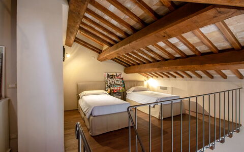 Podere i Poggi: Interior Design, Decke, Fussboden, Zimmer, Wohnung, Schlafzimmer, Bett, Bettrahmen, Holzbeize, Hartholz