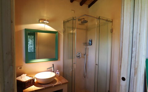 Podere i Poggi: Interior Design, Bad Sink, Armatur, Fussboden, Holz, Flooring, Badezimmer, Decke, Beleuchtung, Möbel