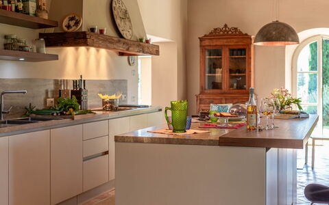 Podere i Poggi: Küche, Möbel, Countertop, Interior Design, Holz, Cabinetry, Flooring, Zuhause, Küchengerät, Geschirr