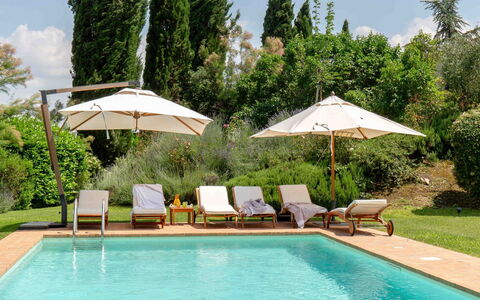 Podere i Poggi: Schwimmbad, Gartenmöbel, Regenschirm, Resort, Möbel, Sonnenliege, Schatten, Garten, Eco Hotel, Landscaping