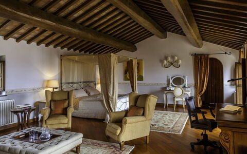 Torre Antica: Möbel, Interior Design, Bett, Schlafzimmer, Flooring, Fussboden, Decke, Bedding, Zimmer, Bettdecke