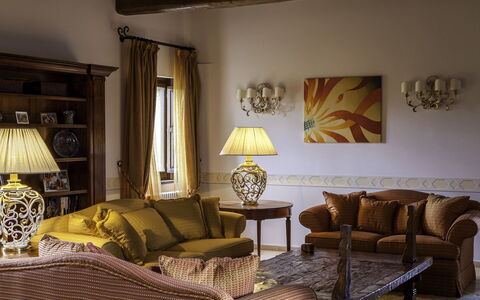 Torre Antica: Möbel, Interior Design, Couch, Wand, Wohnzimmer, Holz, Zimmer, Flooring, Beleuchtung, Fussboden