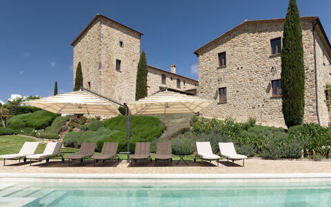 Torre Antica: Gartenmöbel, Sonnenliege, Schwimmbad, Villa, Hof, Läge, Resort, Kissen