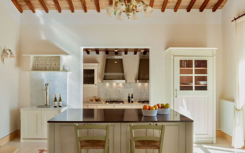 Podere Bella Vista: Möbel, Interior Design, Flooring, Wand, Holz, Fussboden, Light Fixture, Decke, Zuhause, Küche