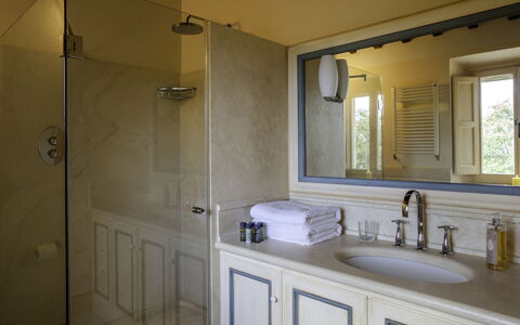 Podere Bella Vista: Wand, Armatur, Bad Sink, Interior Design, Flooring, Badezimmer, Sinken, Spiegel, Fussboden, Zapfhahn