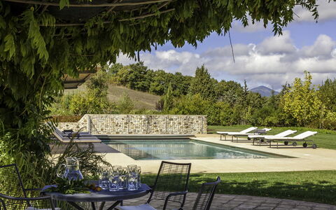Podere Bella Vista: Garten, Ground, Gartenmöbel, Schatten, Landscaping, Estate, Hinterhof, Rasen, Garten, Tisch Im Freien