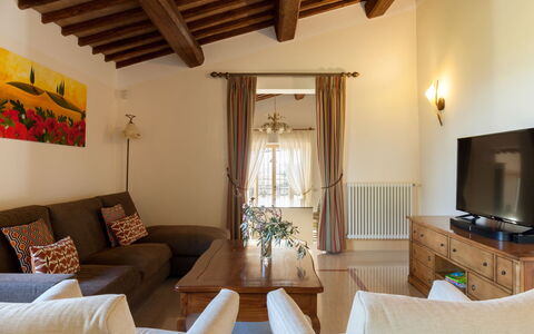 Podere Bella Vista: Möbel, Interior Design, Couch, Flooring, Holz, Decke, Wohnzimmer, Zimmer, Fussboden, Beleuchtung