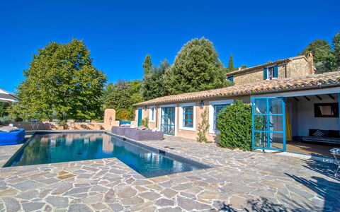 Villa Sagrantino: Blau, Schwimmbad, Schatten, Gartenmöbel, Estate, Landscaping, Resort, Water Feature, Villa, Eco Hotel