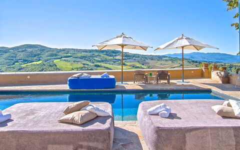 Villa Sagrantino: Blau, Schwimmbad, Resort, Gartenmöbel, Regenschirm, Gebirge, Sonnenliege, Hotel, Villa, Eco Hotel