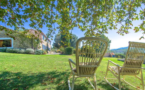Villa Sagrantino: Strauch, Garten, Rasen, Frühling, Gartenmöbel, Hütte, Landscaping, Stuhl, Garten, Hinterhof