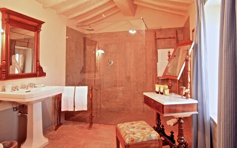 Villa Sagrantino: Interior Design, Holz, Flooring, Fussboden, Möbel, Beleuchtung, Armatur, Decke, Badezimmer, Bad Sink
