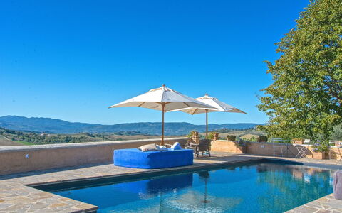 Villa Sagrantino: Blau, Schwimmbad, Verbundwerkstoff, Gartenmöbel, Resort, Schatten, Regenschirm, Water Feature, Sonnenliege, Reflecting Pool