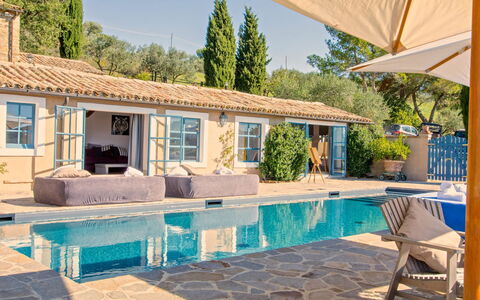 Villa Sagrantino: Schwimmbad, Gartenmöbel, Möbel, Resort, Zuhause, Stuhl, Estate, Schatten, Sonnenliege, Regenschirm