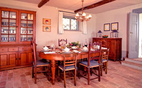 Villa Sagrantino: Möbel, Interior Design, Tabelle, Stuhl, Holz, Esszimmer, Flooring, Küche & Esszimmer Tisch, Zimmer, Cabinetry