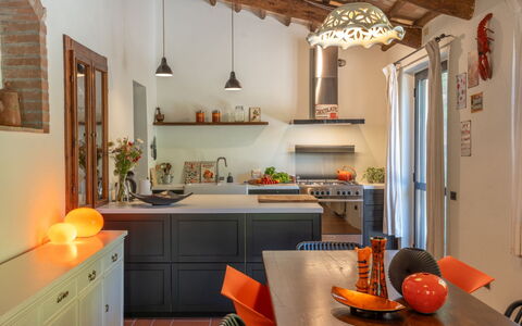 La Piccola Oasi: Möbel, Interior Design, Küche, Flooring, Wand, Light Fixture, Countertop, Decke, Holz, Küchengerät