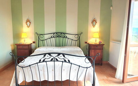 Santa Barbara: Bett, Möbel, Schlafzimmer, Bedding, Bettdecke, Interior Design, Flooring, Fussboden, Linens, Bettrahmen