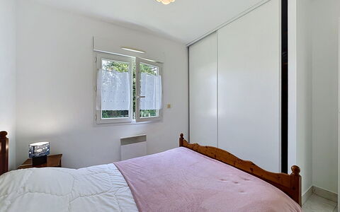 Le Chant des Sables: Bett, Schlafzimmer, Interior Design, Flooring, Fussboden, Holz, Möbel, Bettdecke, Bedding, Zimmer