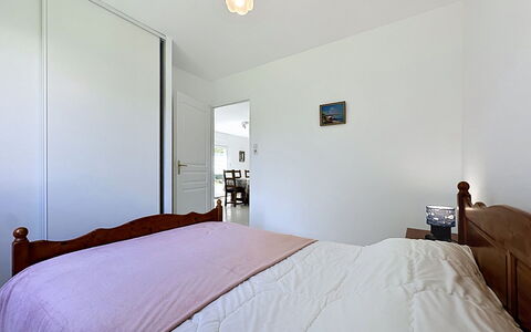 Le Chant des Sables: Bett, Möbel, Interior Design, Schlafzimmer, Flooring, Bedding, Bettdecke, Fussboden, Holz, Decke