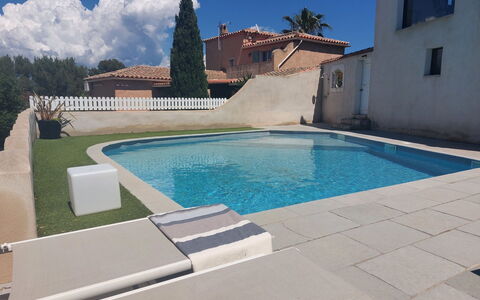 Bleu Azur: Schwimmbad, Verbundwerkstoff, Schatten, Beton, Gartenmöbel, Fliese, Landscaping, Resort, Hinterhof, Water Feature