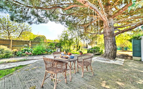 Sauzelle: Möbel, Garten, Gartenmöbel, Stuhl, Frühling, Tisch Im Freien, Schatten, Landscaping, Garten, Hinterhof