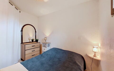 Le Barcarès 972: Bett, Möbel, Schlafzimmer, Wand, Bedding, Bettdecke, Interior Design, Holz, Fussboden, Decke